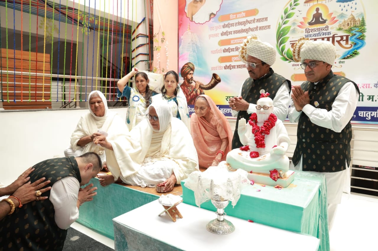 झाबुआ में गुरु भक्ति का महाकुंभ: ऐतिहासिक चातुर्मास प्रवेशोत्सव में उमड़ा श्रद्धा का सैलाब, भंडारी परिवार ने ओढ़ाई कांबली