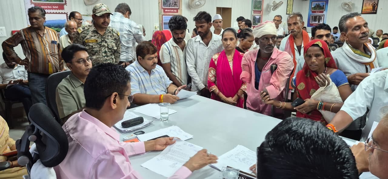 दमोह जनसुनवाई 319 आवेदन: बड़ी राहत! कलेक्टर प्रताप नारायण यादव ने दिव्यांगों, वृद्ध महिलाओं और छात्रावास मामले में दिए सख्त निर्देश
