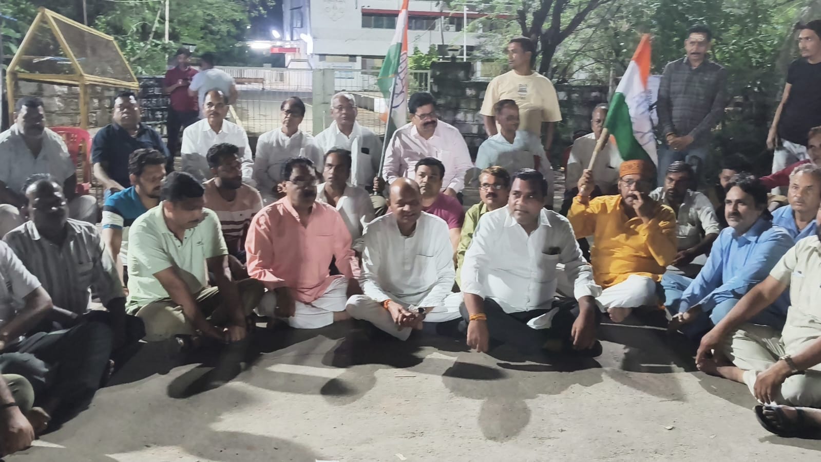 बड़ी कार्रवाई: दमोह में बरसती बारिश के बीच कांग्रेस का प्रदेशव्यापी प्रदर्शन, छात्रों के मुद्दे और राहुल गांधी की गिरफ्तारी पर जोरदार विरोध
