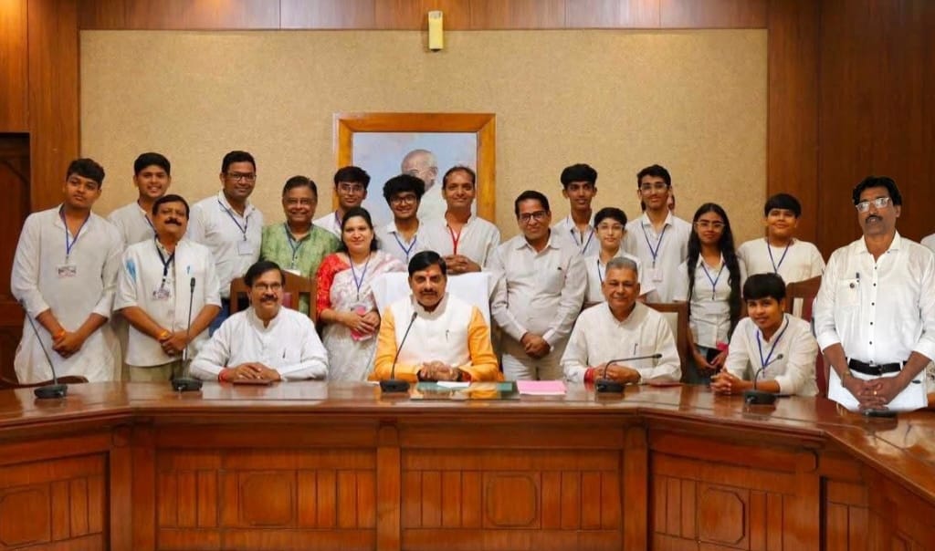शानदार शैक्षणिक भ्रमण: जैन सोशल ग्रुप नागदा के बच्चों ने विधानसभा में CM मोहन यादव और अध्यक्ष नरेंद्र सिंह तोमर से की मुलाकात