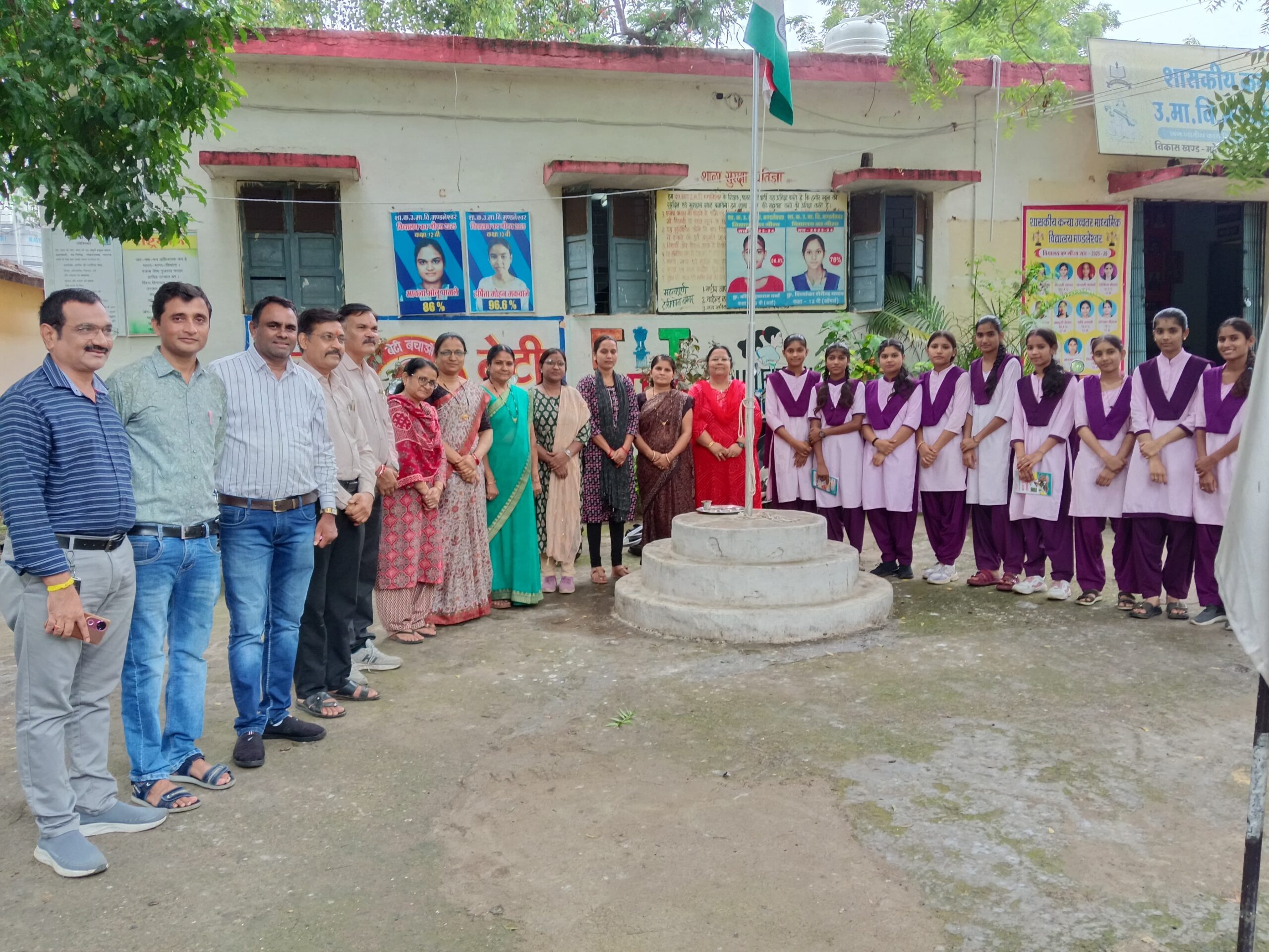 मंडलेश्वर में उत्साह के साथ मनाया गया ‘तिरंगा अंगीकार दिवस’, ध्वजारोहण के साथ छात्राओं ने गाया राष्ट्रगान और राष्ट्रगीत