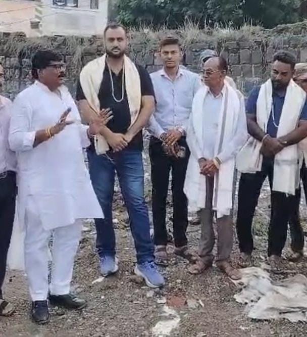 Officials, sanitation workers, and local residents during the plantation and felicitation ceremony after the removal of the garbage dump near Bordiya Kuan Hanuman Temple in Jaora