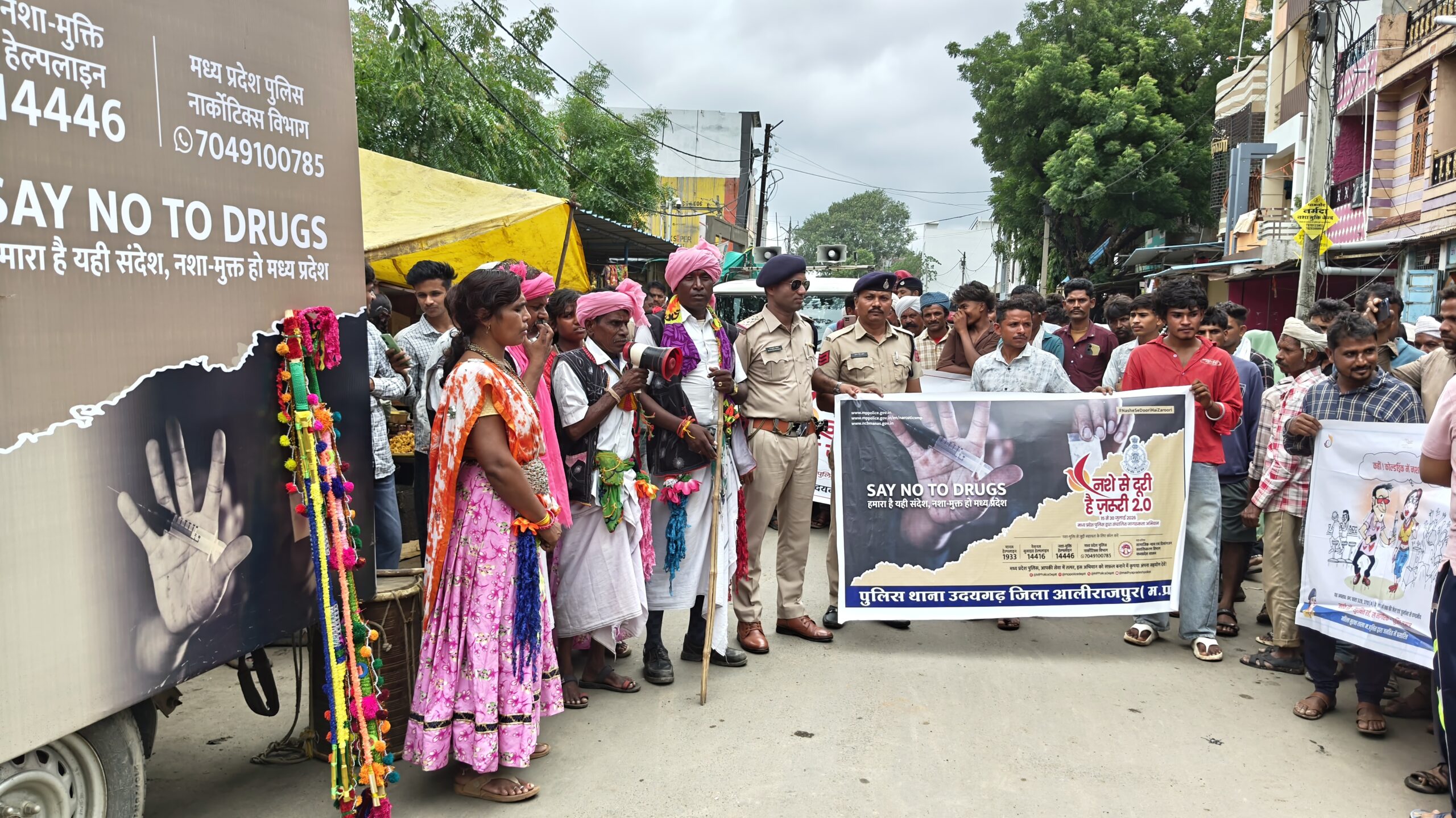 ‘नशे से दूरी है ज़रूरी 2.0’ अभियान का दशम दिवस: विद्यालयों, बस स्टैंड और हाट-बाजारों में चली जागरूकता मुहिम, आलीराजपुर पुलिस ने दिया नशामुक्त समाज का संदेश