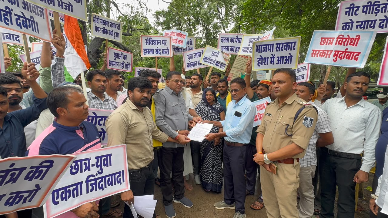 नीट पेपर लीक के विरोध में कठ्ठीवाड़ा में युवाओं का फूटा आक्रोश, राष्ट्रपति के नाम सौंपा ज्ञापन
