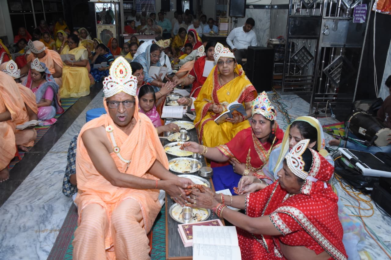 Devotees dressed as Indra and Indranis perform worship and offer ceremonial flags during the Indradhwaj Terah Deep Mahamandal Vidhan at Vasupujya Digambar Jain Temple in Gwalior