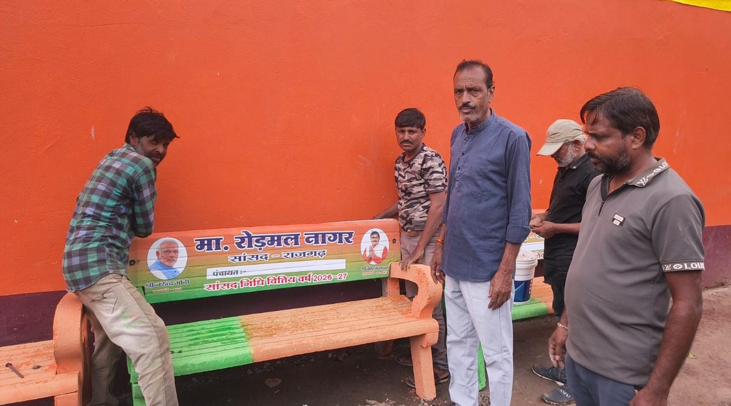 सांसद निधि से पड़ाना के सार्वजनिक मुक्तिधाम और खेड़ापति हनुमान मंदिर परिसर में लगीं 10 कुर्सियां, श्रद्धालुओं और ग्रामीणों को मिलेगी बड़ी सुविधा