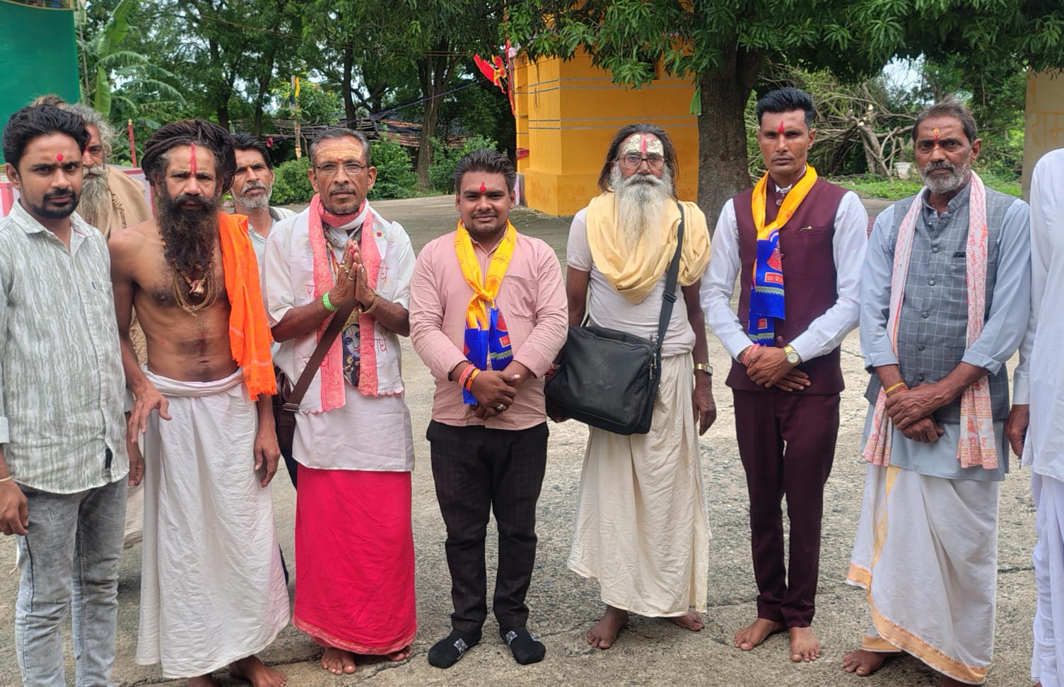 श्रीमद् भागवत कथा शमशाबाद: 10 दिव्य क्षण, अंतर्राष्ट्रीय विद्यार्थी परिषद के प्रांत अध्यक्ष राजकुमार विश्वकर्मा ने लिया संतों का आशीर्वाद