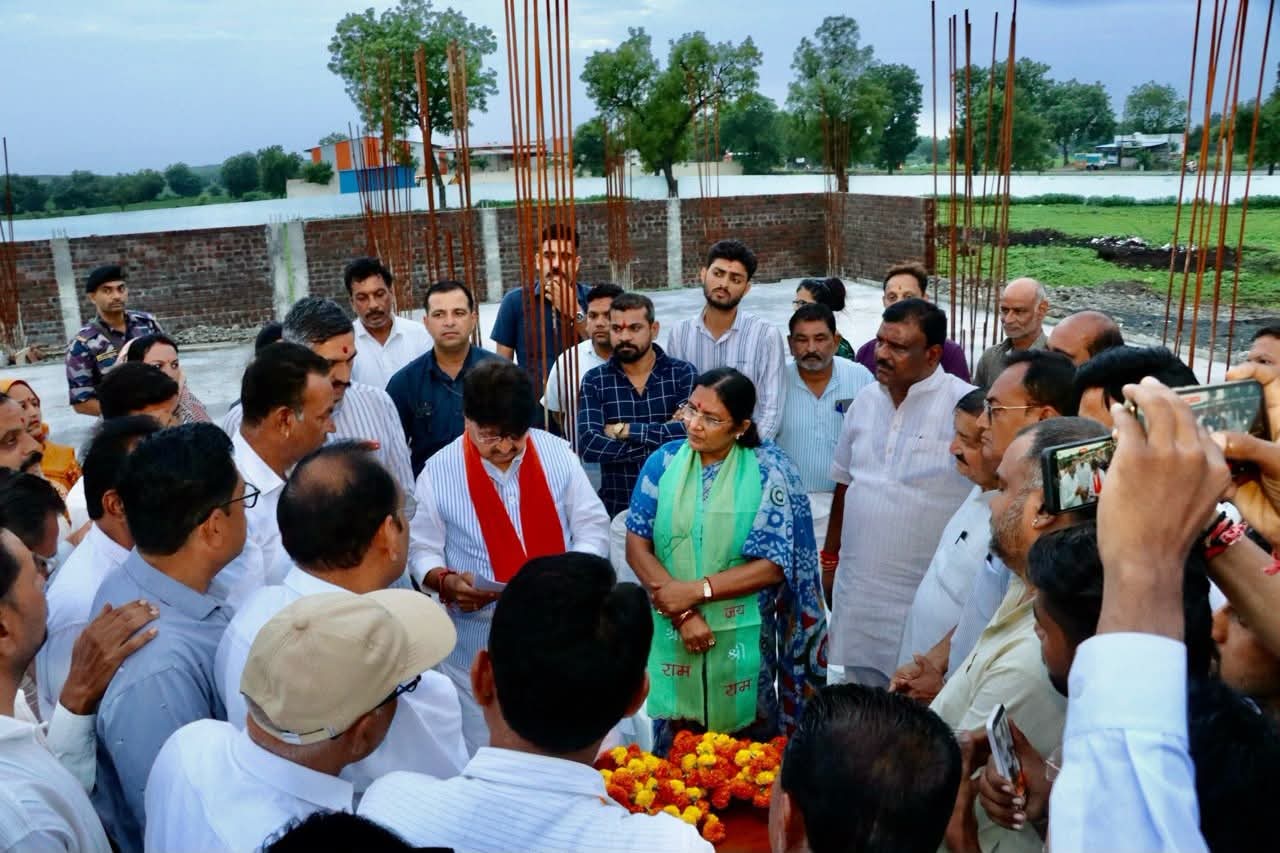 कैबिनेट मंत्री Kailash Vijayvargiya को सौंपा मां रेवा घाट के विकास एवं शेष निर्माण कार्य पूर्ण कराने का ज्ञापन