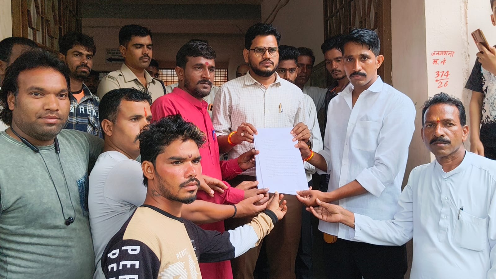 Parents and members of the Akhil Bharatiya Balai Mahasangh submit a memorandum to the SDM in Nagda, Madhya Pradesh, alleging RTE violations, illegal fee collection, and irregularities in private schools