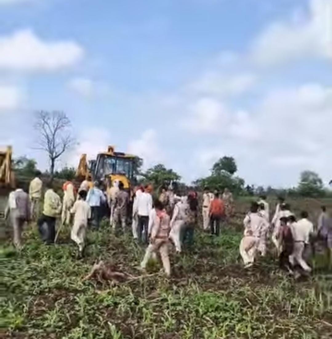 Guna में वन विभाग पर आदिवासी किसानों की मक्का की फसल बुलडोजर से नष्ट करने का आरोप, जांच और मुआवजे की मांग तेज