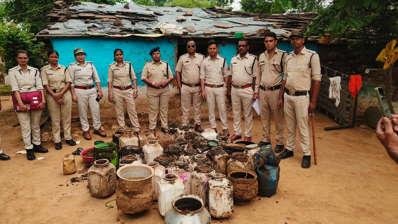 Sagar आबकारी विभाग की बड़ी कार्रवाई, खुरई और बीना क्षेत्र में अवैध हाथभट्टी मदिरा एवं सामग्री जब्त