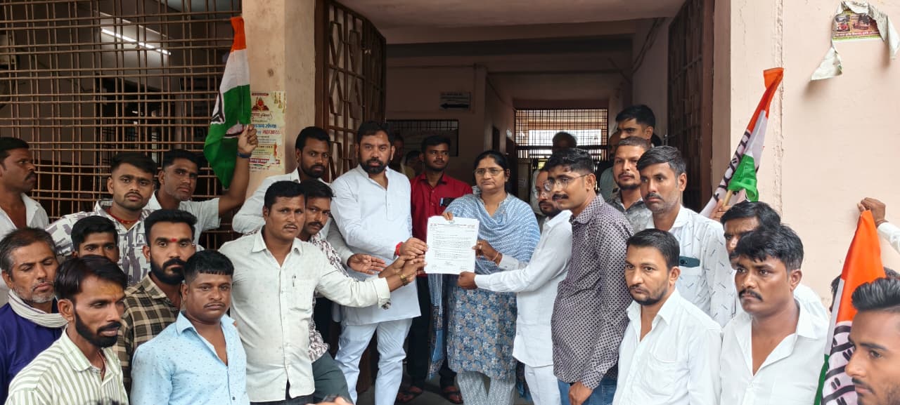 E-Token व्यवस्था समाप्त करने और फसल बीमा राशि की मांग को लेकर किसान कांग्रेस का नागदा में प्रदर्शन