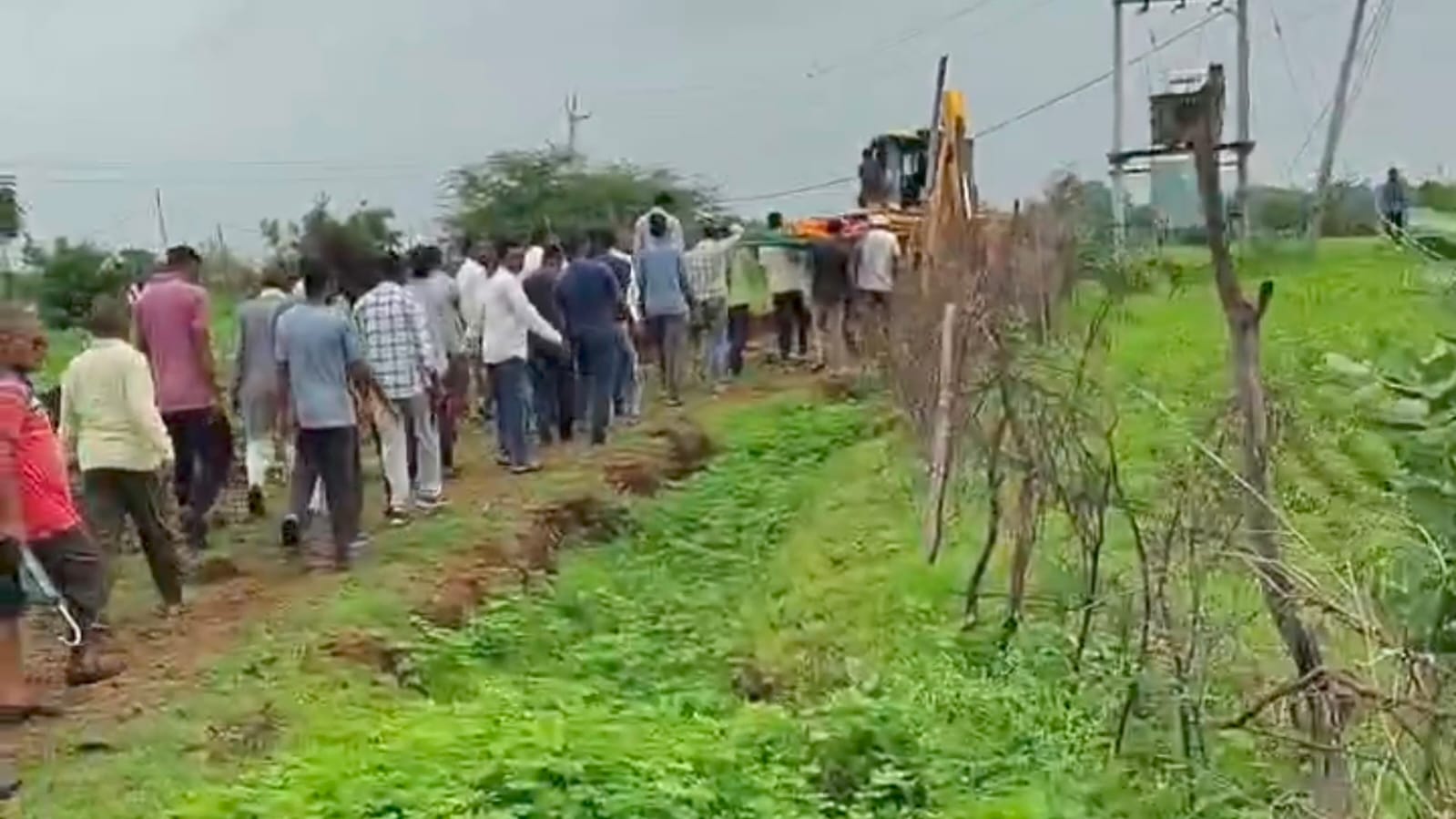 शव यात्रा के आगे-आगे चली JCB, ग्रामीणों ने खुद बनाया रास्ता; श्मशान तक पहुंचने में हुई परेशानी