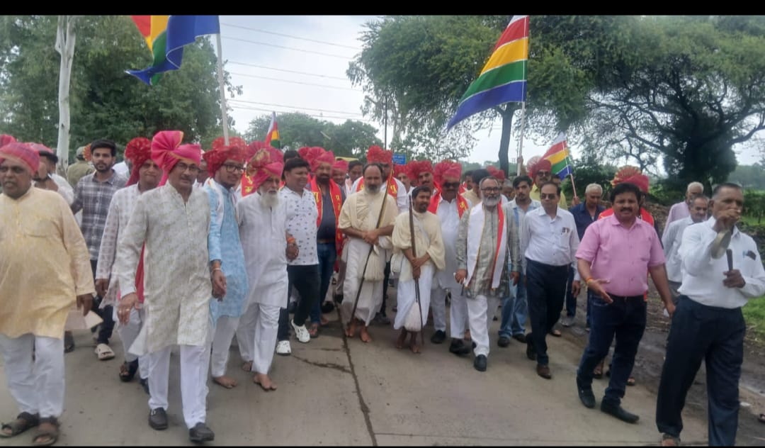 मोहनखेड़ा तीर्थ में चातुर्मासिक मंगल प्रवेश के दौरान संत मर्यादा और सादगी के साथ विराजमान मुनिराज श्री चंद्रयश विजय जी महाराज साहब, जहां लगभग 1700 श्रद्धालु श्रद्धापूर्वक धर्मलाभ लेते हुए।