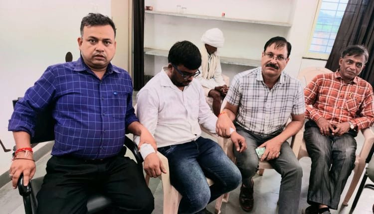 Lokayukta Indore Action:फार्मर आईडी में सर्वे नंबर दर्ज करने के बदले 2 हजार की रिश्वत लेते पटवारी गिरफ्तार