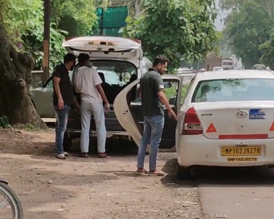 Chhatarpur : आबकारी अधिकारी की गाड़ी से शराब ले जाने का आरोप, एसपी कार्यालय के सामने रिकॉर्ड हुआ वीडियो