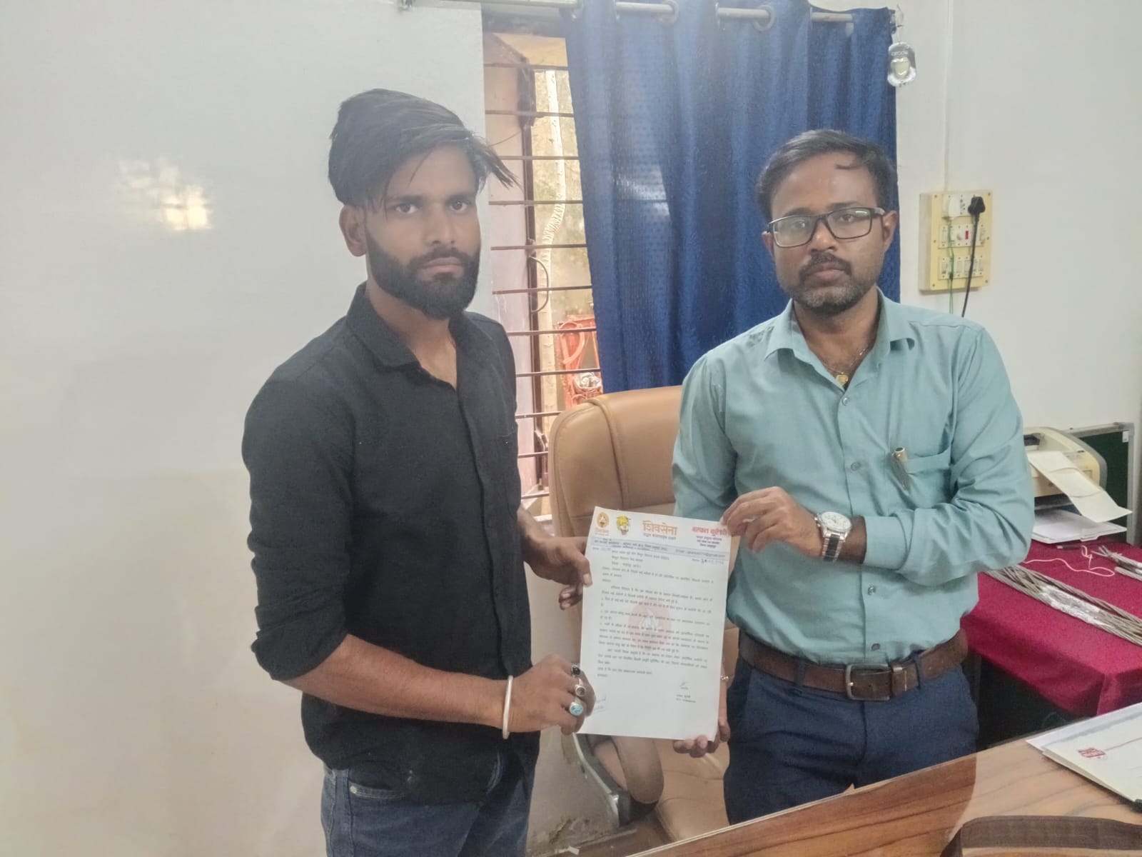 Kotma News : में बिजली संकट को लेकर शिवसेना ने खोला मोर्चा, नगर अध्यक्ष बरकत कुरैशी ने सौंपा ज्ञापन