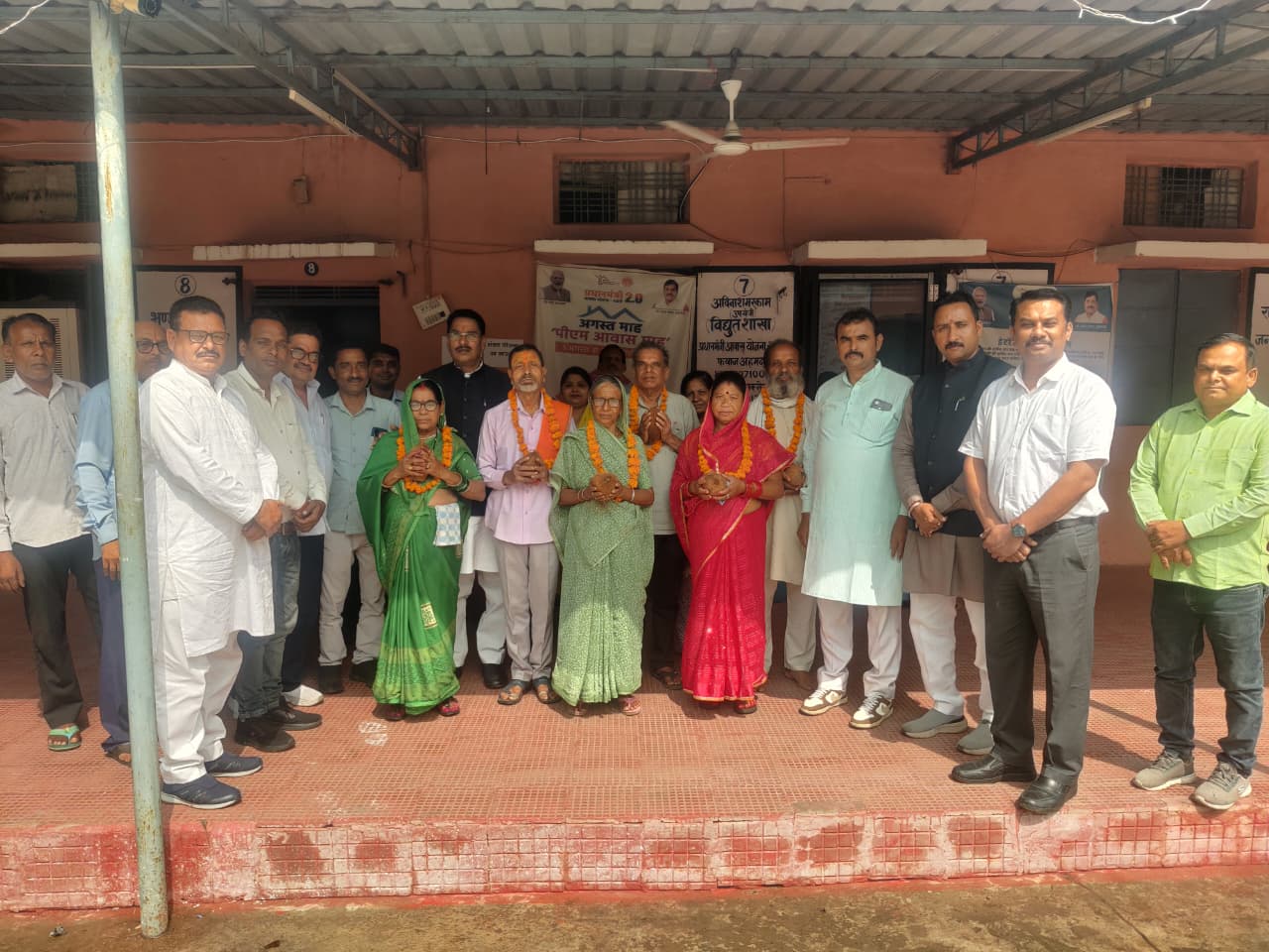 मुख्यमंत्री तीर्थ दर्शन योजना: पसान से अयोध्या और वाराणसी धाम के लिए तीर्थयात्री रवाना, नगर पालिका अध्यक्ष ने दी शुभकामनाएं
