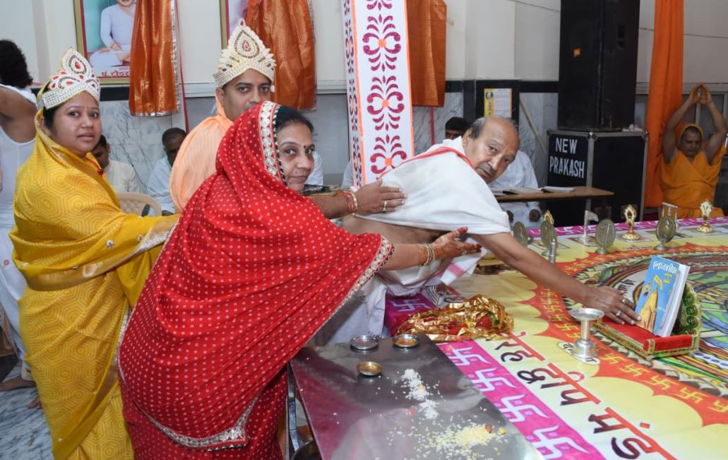 Gwalior में इंद्रध्वज महामंडल विधान का आयोजन, इंद्र-इन्द्राणियों ने किया भगवान महावीर का अभिषेक