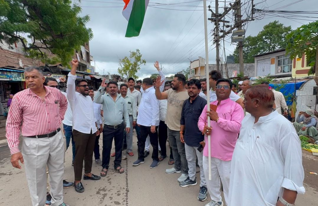 आज़ाद कुटिया पर Congress का विशाल धरना-प्रदर्शन, चंद्रशेखर आज़ाद की जयंती पर उठी छात्रों, आदिवासियों और लोकतंत्र की आवाज