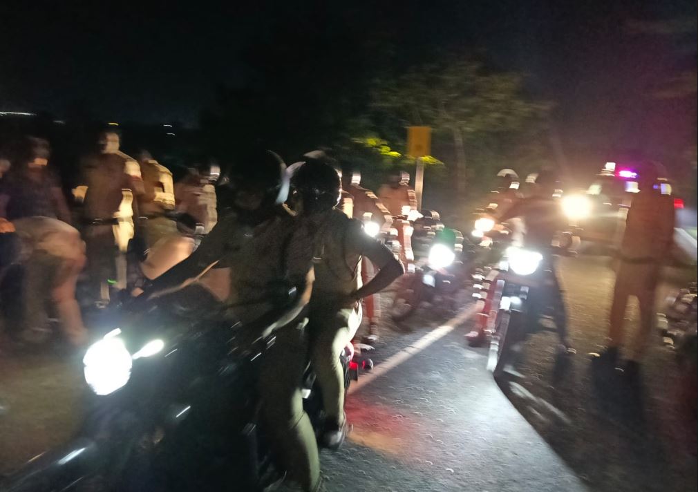 Damoh देर रात बाइक पर निकले एसपी आनंद कलादगी, सार्वजनिक स्थानों पर चलाया सघन जांच अभियान