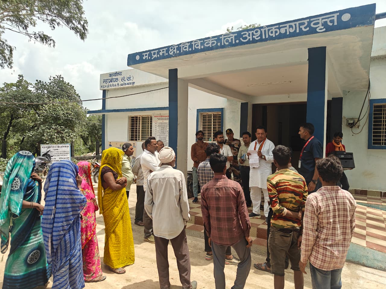 MLA Er. Haribabu Rai meets electricity department officials at the Ashoknagar Power Office along with villagers from Barkheda Lal to discuss and seek a permanent solution to long-standing rural power supply issues