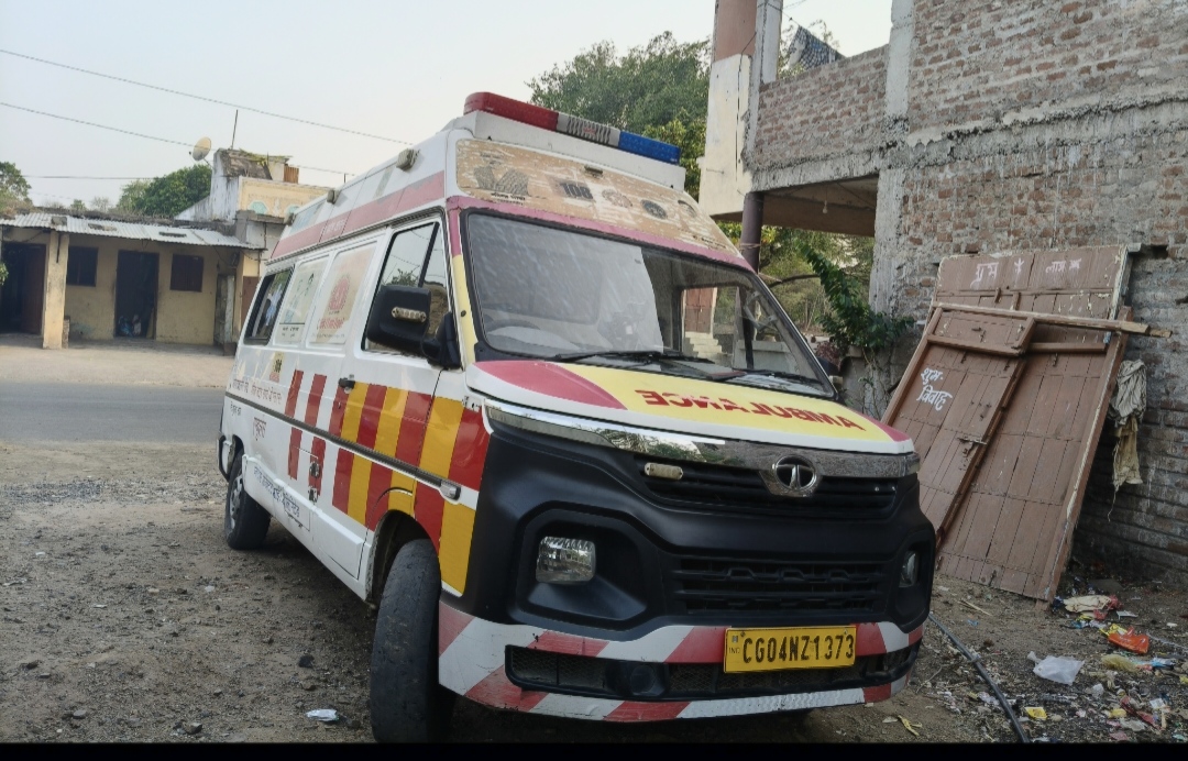 A 108 emergency ambulance in Madhya Pradesh, as residents of Dahi in Dhar district report prolonged disruption of emergency medical services, forcing patients to use private vehicles for hospital transport