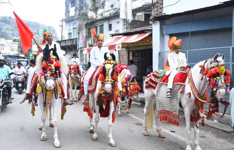 Gwalior में भव्य मंगल कलश शोभायात्रा और रथयात्रा के साथ इंद्रध्वज महामंडल विधान महोत्सव का शुभारंभ