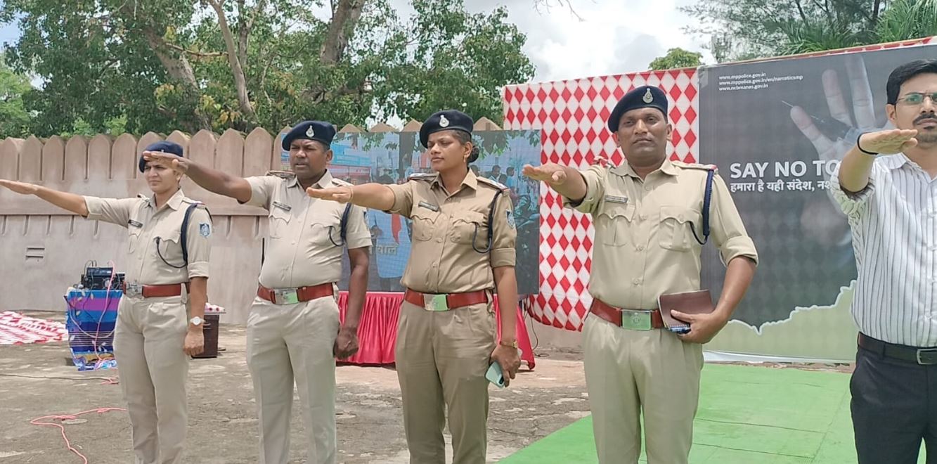 Damoh में नशा मुक्ति का जनसंदेश: हजारों विद्यार्थियों ने ली नशे से दूर रहने की शपथ, पुलिस ने किया जागरूक
