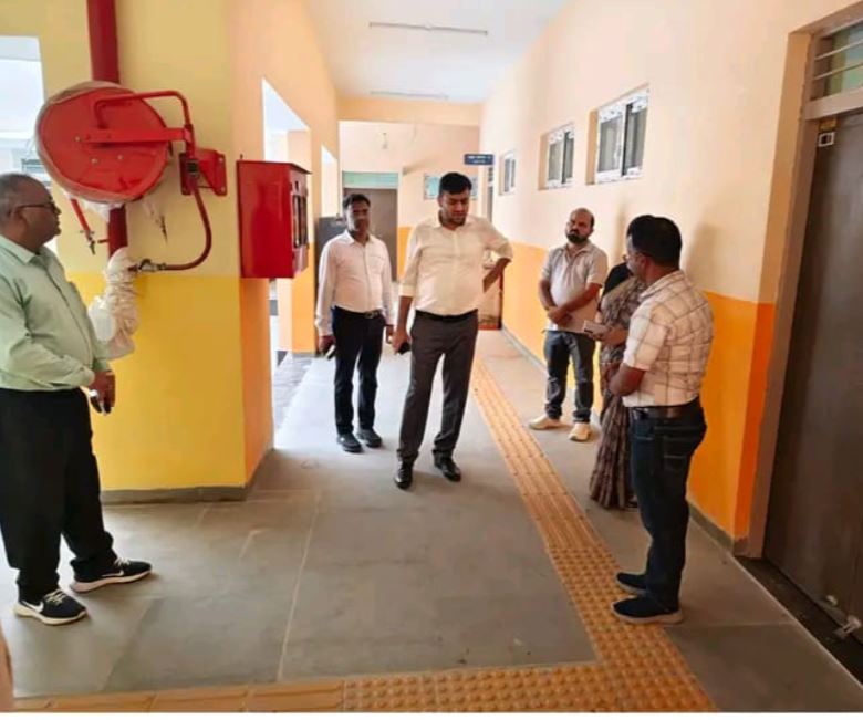 Collector Parth Jaiswal ने सांदीपनि विद्यालय बड़ामलहरा का किया निरीक्षण, सुरक्षा और स्वच्छता पर दिए निर्देश
