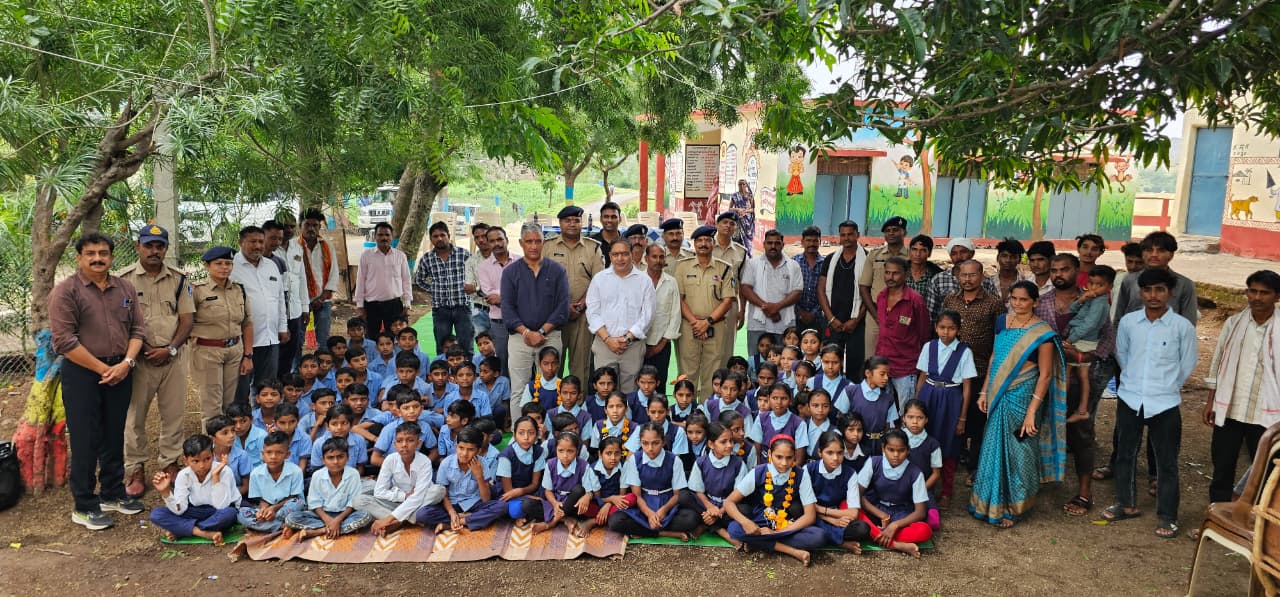 UK policing expert Professor Ruan Pereira interacts with Barwani Police officers, tribal community members and students during his visit to study the 3D/3S community policing initiative in Barwani, Madhya Pradesh