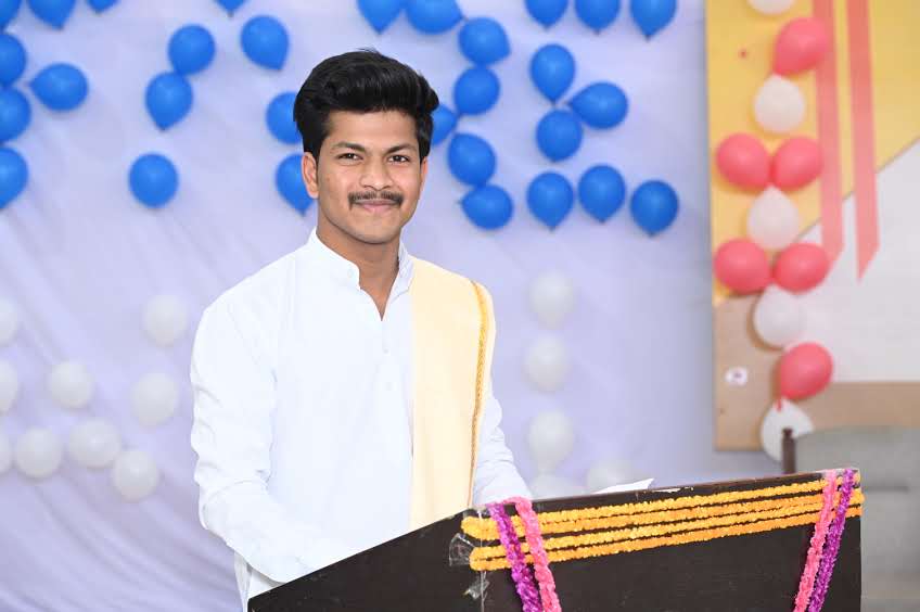 क्या हम सचमुच सुखी हैं, या केवल सुखी होने का अभिनय कर रहे हैं? आधुनिक जीवन, मानसिक शांति और आत्मसंतोष पर विशेष चिंतन