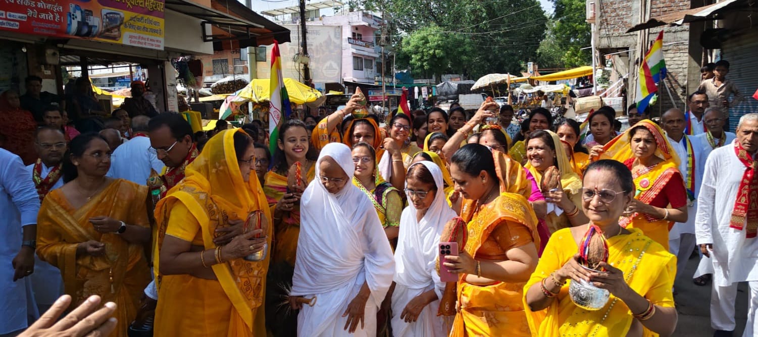 Aryika Shri 105 Laxmi Bhushan Mataji Sangh receives a grand welcome during the Chaturmas 2026 Mangal Pravesh procession in Mandleshwar, with devotees offering prayers, floral tributes, and participating in a religious gathering
