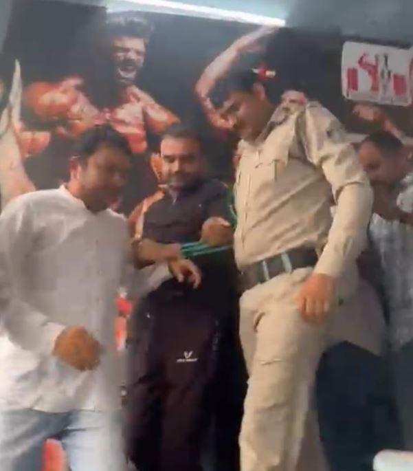 नीट पेपर लीक के विरोध में युवक कांग्रेस का प्रदर्शन, पुलिस को चकमा देकर प्रधानमंत्री का पुतला फूंका