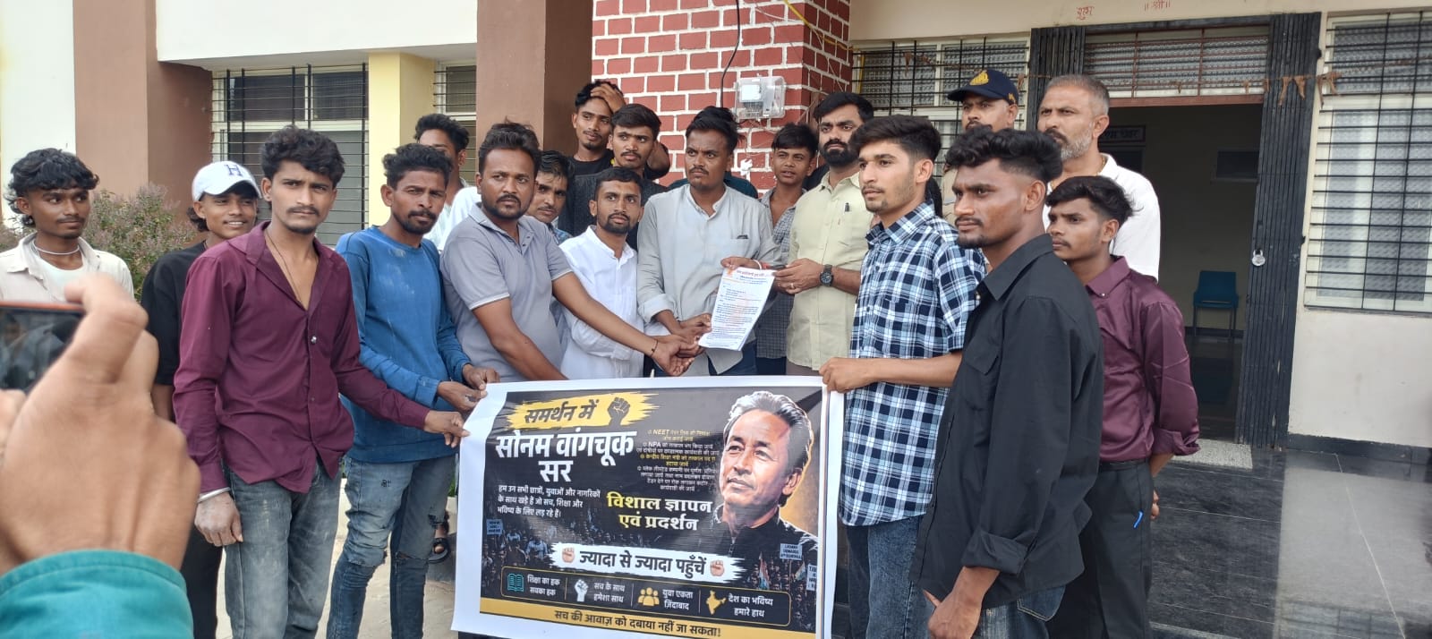 जयस कुक्षी ने राष्ट्रपति के नाम एसडीएम को सौंपा ज्ञापन, केंद्रीय शिक्षा मंत्री के इस्तीफे, नीट परीक्षा की निष्पक्षता और शिक्षा व्यवस्था में सुधार की उठाई मांग