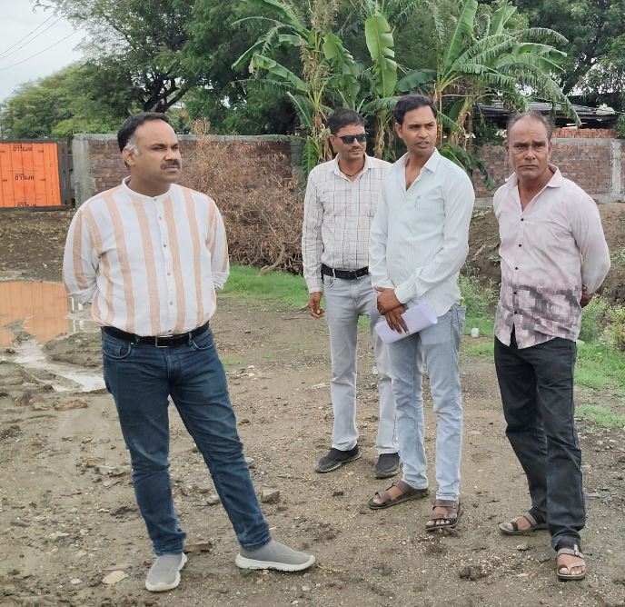 खेतों का रास्ता बंद होने से परेशान किसान पहुंचे एसडीएम कार्यालय, कार्रवाई की मांग