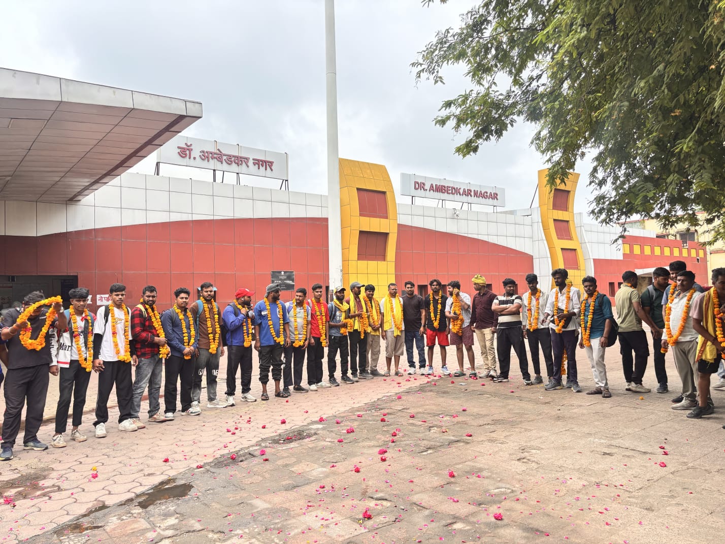 JAYS State President Bhim Singh Girwal being welcomed by supporters in Mhow after returning from the Delhi protest against the NEET paper leak and in support of Sonam Wangchuk