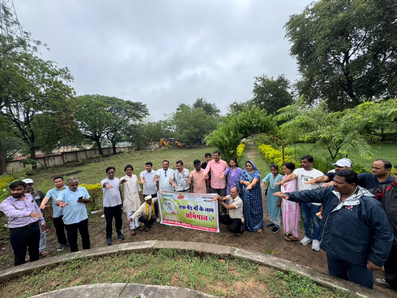 Jobat MLA and Alirajpur Municipal Chairperson Sena Mahesh Patel plants saplings with municipal officials, councillors and citizens during the Amrit Harit Mahabhiyan 2026 tree plantation drive at Surendra Udyan in Alirajpur