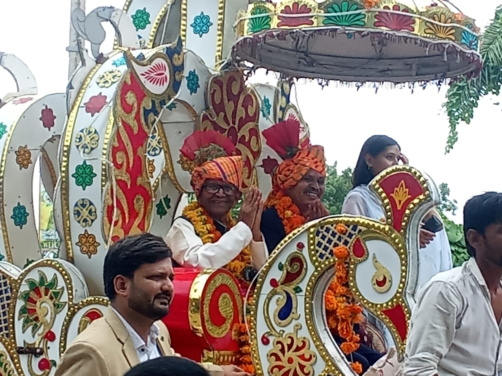 Retired headmaster Karan Singh Sindal being felicitated during his grand retirement ceremony in Peepalrawa, Dewas, with former minister Sajjan Singh Verma, teachers, students and local residents in attendance