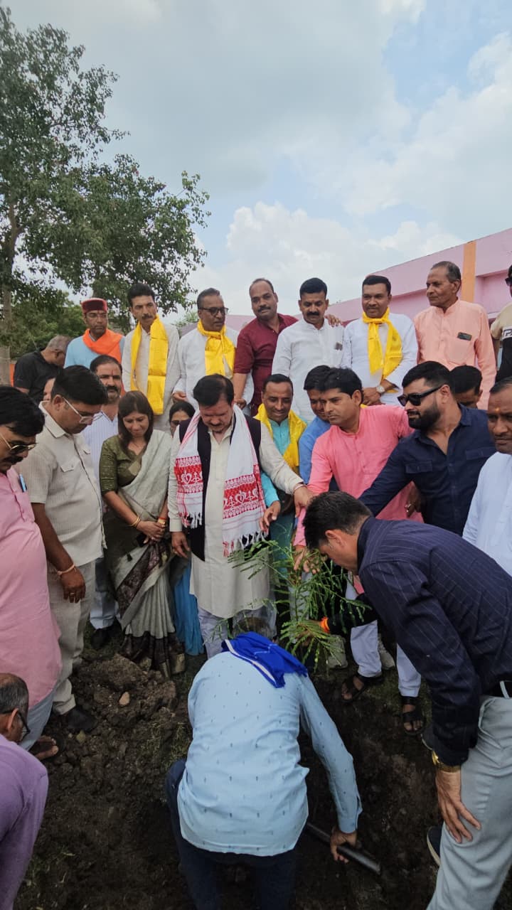 विशाल वृक्षारोपण अभियान में मंत्री डॉ. गौतम टेटवाल का आह्वान: ‘एक पेड़ माँ के नाम’ के साथ नशामुक्ति और पर्यावरण संरक्षण का लिया संकल्प