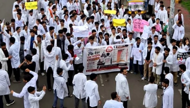MP MBBS Interns’ Protest: स्टाइपेंड बढ़ाने की मांग पर आंदोलन तेज, भूख हड़ताल टली लेकिन कार्य बहिष्कार जारी; मरीजों की बढ़ी परेशानी