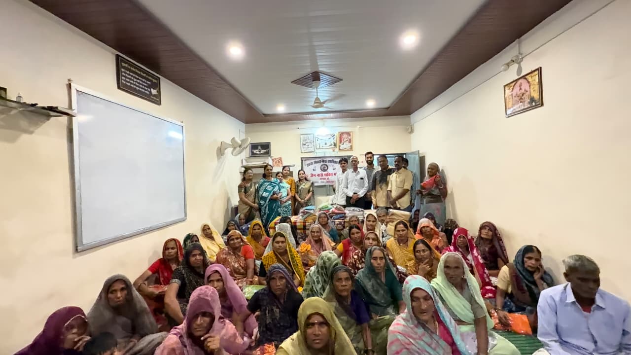 जैन नारी शक्ति मंच का पहला सेवा प्रकल्प बना मानवता की मिसाल, जरूरतमंद परिवारों को सम्मानपूर्वक वितरित किए वस्त्र