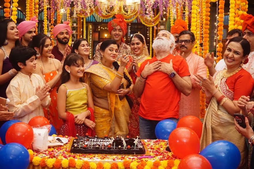 Actress Karuna Pandey celebrates the completion of 1,300 episodes of Sony SAB’s Pushpa Impossible with the cast and crew during a cake-cutting ceremony on the show’s set in Mumbai