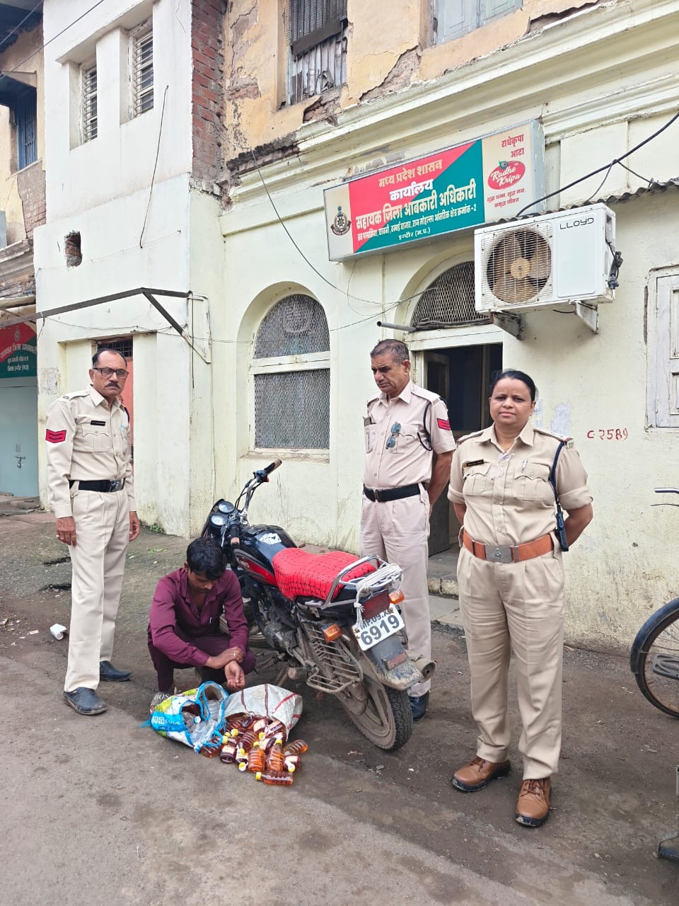 Indore Excise Action: 15 अगस्त शुष्क दिवस पर बड़ी कार्रवाई, 100 पाव अवैध मदिरा जब्त