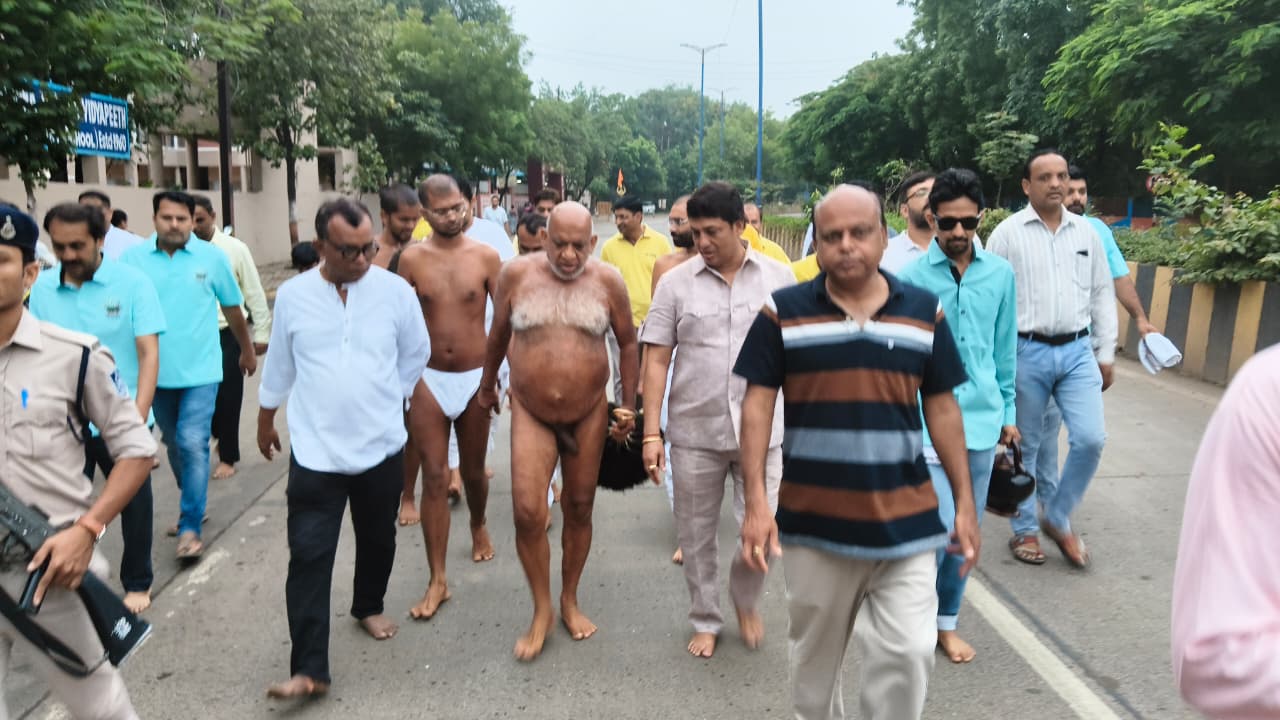क्लर्क कॉलोनी दिगंबर जैन समाज ने निर्यापक मुनिश्री 108 सुधासागर महाराज का किया पाद प्रक्षालन, श्रद्धालुओं ने गुरु भक्ति के साथ संभाली व्यवस्थाएं