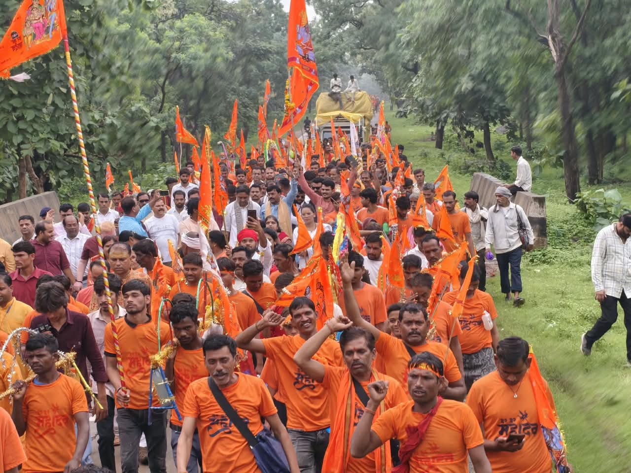 राज्यमंत्री धर्मेंद्र सिंह लोधी के नेतृत्व में पंचवटी भेड़ाघाट से निकली कांवड़ यात्रा, 121 किमी का सफर तय कर पहुंचेगी बांदकपुर