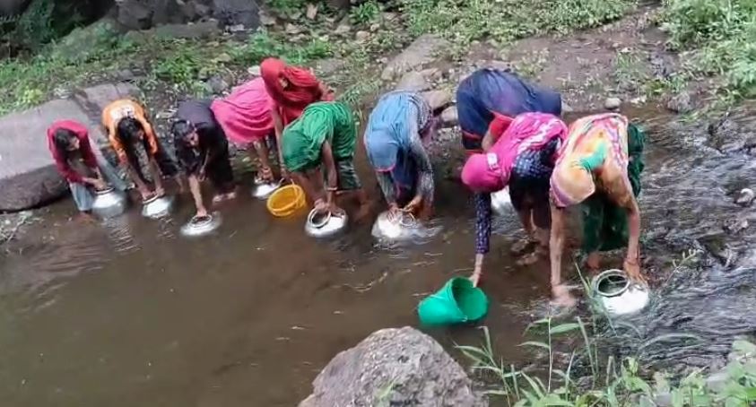 टांडा क्षेत्र के डोबनी गांव में पेयजल संकट गहराया, ग्रामीणों ने पीएचई विभाग पर लापरवाही का आरोप लगाया, आंदोलन की चेतावनी