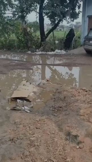 नारायणपुर रोड पर जानलेवा गड्ढे, पास लगी बिजली DP से करंट का खतरा, नगर पालिका की लापरवाही पर सवाल
