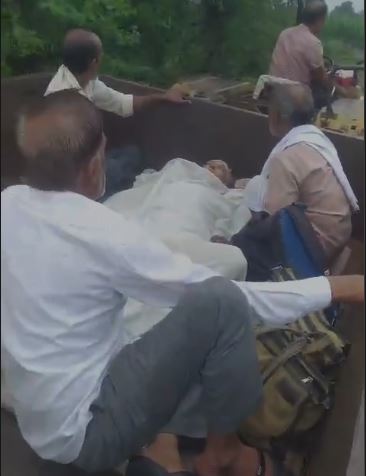 तेंदूखेड़ा : विकास के दावों की खुली पोल! ग्राम खैरी में मरीजों को ट्रैक्टर-ट्रॉली से ले जाना पड़ रहा अस्पताल
