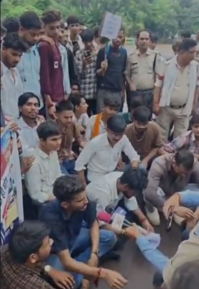 छतरपुर में महाराजा कॉलेज के छात्रों का चक्का जाम, डबल बस किराया वसूली का आरोप